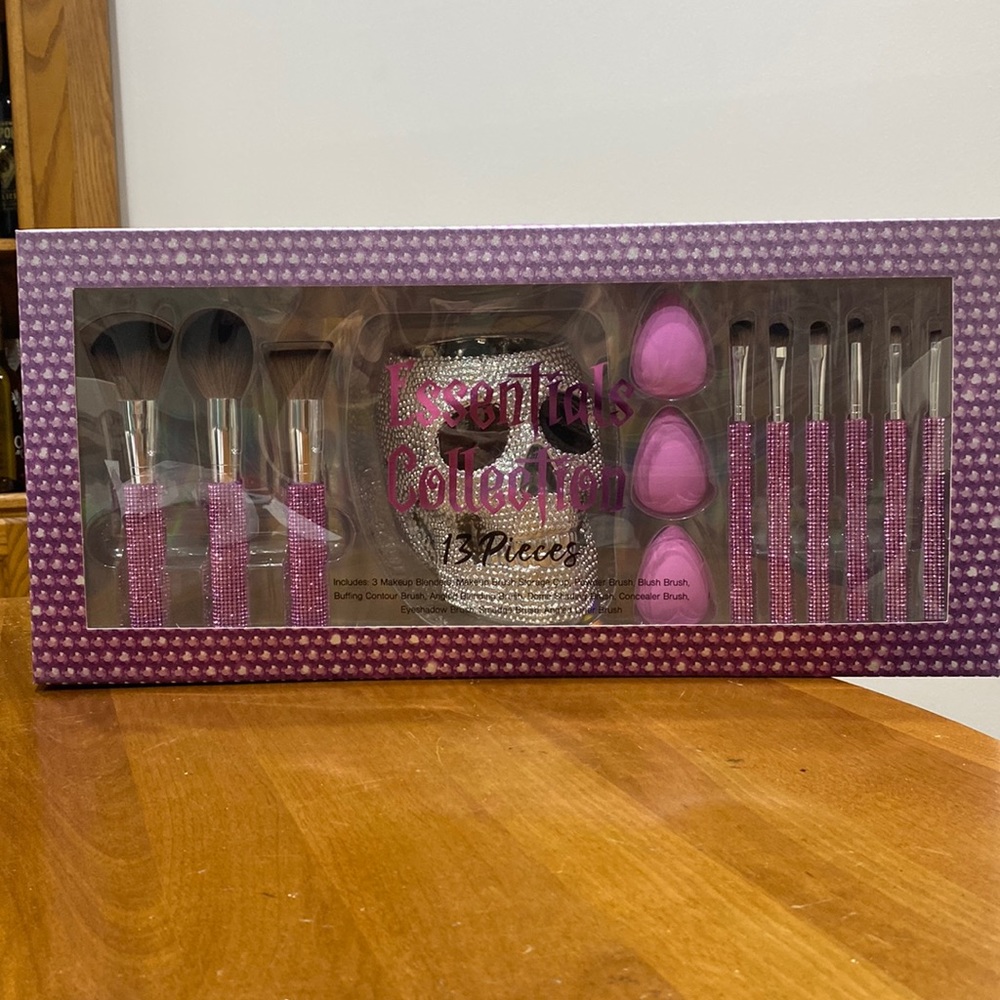 COPY - NWT.  Essentials Collection, 13 piece makeup storage/brush set.